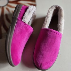 Vionic Clare Fuchsia Pink Velvet Upper Sherpa Lined Indoor Outdoor Slipper